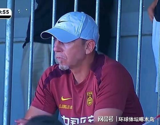 饿了?拉门斯被拍到在比利时替补席啃苹果